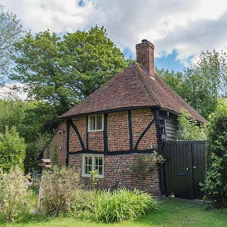 Walnut Tree Cottage By Bloom Stays ฟาเวอร์แชม ภายนอก รูปภาพ