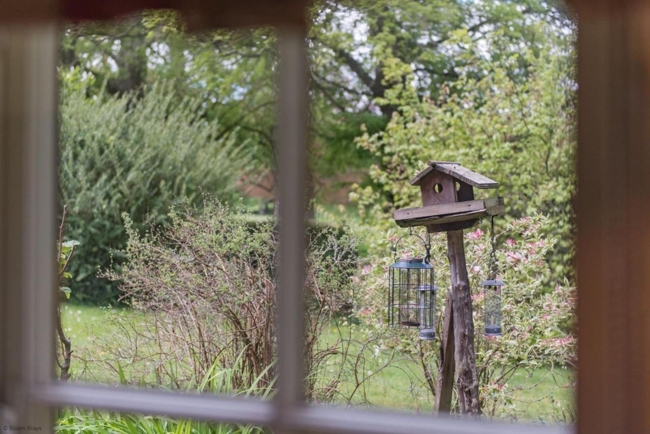 Walnut Tree Cottage By Bloom Stays ฟาเวอร์แชม ภายนอก รูปภาพ